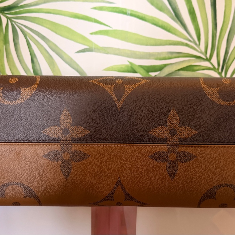 Louis Vuitton Onthego GM Monogram Giant/ Monogram Reverse Canvas Tote - Picture 10 of 11